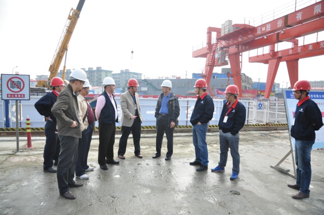 张喜学董事长在施工现场（右四）听取汇报